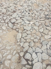 Imagem: (Desobrigado), pedras soltas no pátio da Pousada da Juventude do Almograve
